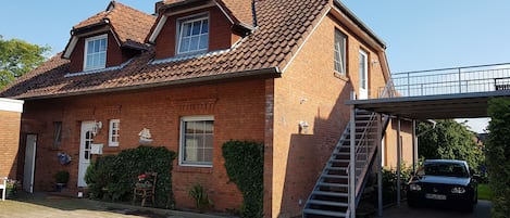 Unser Haus mit Treppenaufgang zur FeWo mit Balkon