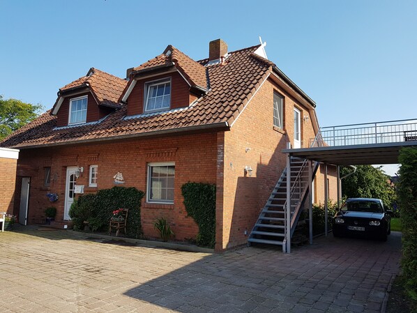 Unser Haus mit Treppenaufgang zur FeWo mit Balkon