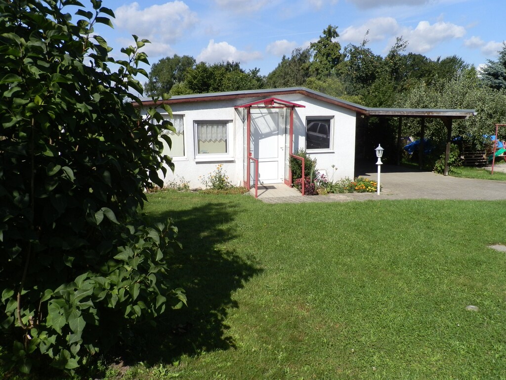 Bungalow mit Terrasse im Garten Mahlzow