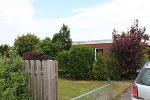 Blick ans Haus von der Auffahrt aus Dörper Weg im Sommer.