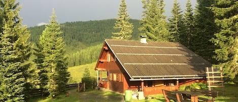 Almhaus mit sonnigem Aussenessplatz (einer von zwei)