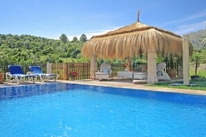 Private und gepflegte Pool-Oase mit Schattenbereich