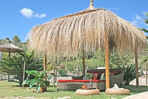 Zwei überdachte Lounge-Ecken im Garten