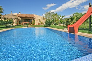 Großer Überlauf-Pool (5 x 9 Meter) mit Rutsche
