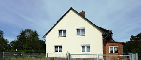 Die Straßenansicht
eigene Auffahrt und eigener Stellplatz