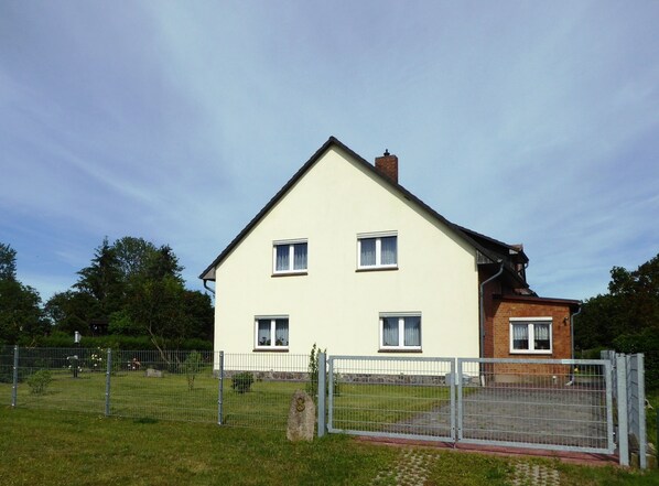 Die Straßenansicht
eigene Auffahrt und eigener Stellplatz