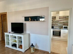 Wohnzimmer mit Flat-TV