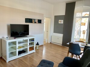 Wohnzimmer mit Flat-TV