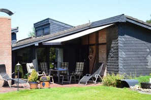 Terrasse mit elekt. Markise = Sonnenschutz. Bequeme Gartenstühle sind vorhanden.