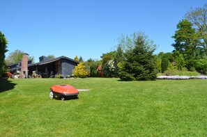 Der hintere Garten. Die Roboter laufen jeden Tag.
