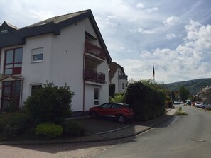 Blick auf Wohnung in der 1. Etage und Parkplatz.