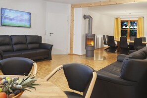 Wohnzimmer mit Kamin