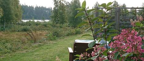 Kleine Terrasse mit Blick zum See