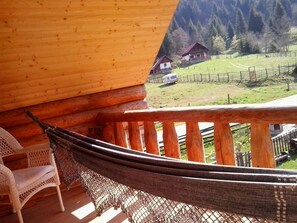 Ausblick zum Nachbarhaus.  Balkon mit Hängematte