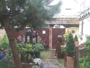 Hof, Blick zum Eingangstor