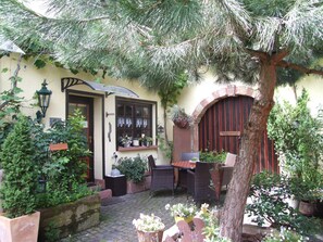 Sitzgruppe vor dem Appartement