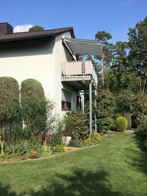 Garten- Blick zum Balkon