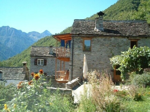 Terrasse und östliche  Ansicht vom Garten aus