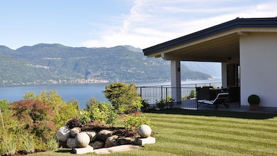 Ferienhaus mit fantastischem Seeblick und großem privaten Garten in Seenähe