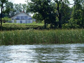 Die Ferienwohnung im OG des 2011 erbauten Hauses. Blick vom Vilzsee.