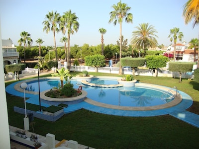 Beautiful apartment with magnificent pool area in a neat area - free Wi-Fi !!!