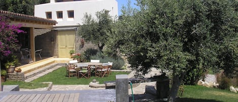 An architect's guesthouse.
Entrance, pergola and garden