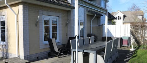 Terrasse mit Esstisch
