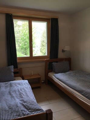 Schlafzimmer mit zwei Einzelbetten