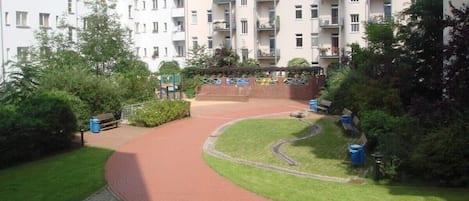 Schöner Ausblick auf den begrünten Innenhof mit kleiner Wasserstraße