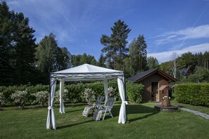 Garten mit Holzhaus (Grill vorhanden)