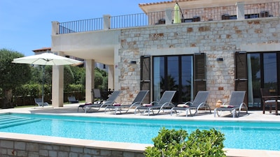 Cala Llombards: New villa with pool and sea view - 200 m to the beach 
