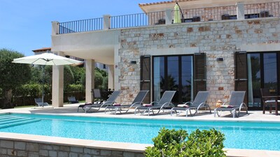 Cala Llombards: NeubauVilla mit Pool und Meerblick  - 200 m zum Strand 