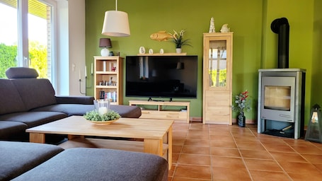 Wohnzimmer mit Kamin und Schlafcouch