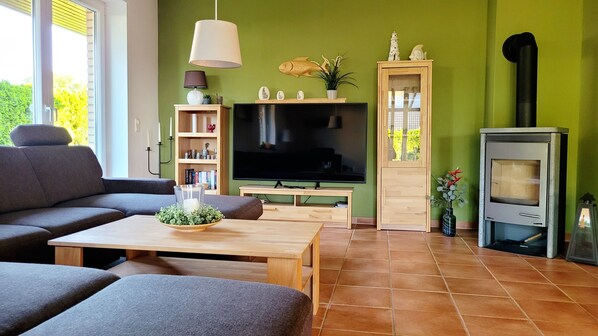 Wohnzimmer mit Kamin und Schlafcouch