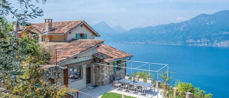 Villa Castelletto mit atemberaubenden Panoramablick von Salò bis Riva!