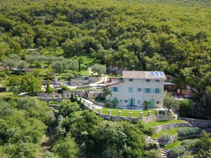 Das Grundstück Villa Castelletto inmitten von Grün