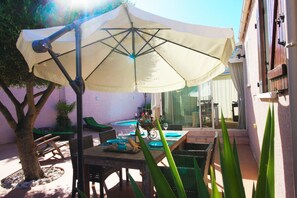 Ferienhaus mit Pool in Marseillan, Mahlzeiten geniessen unter dem Olivenbaum 
