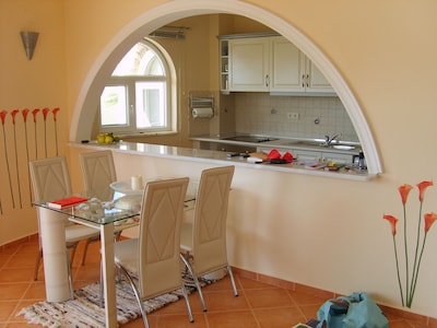 Villa, very charming up to 6 people, with sea view and own pool