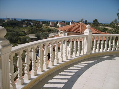 Villa, very charming up to 6 people, with sea view and own pool