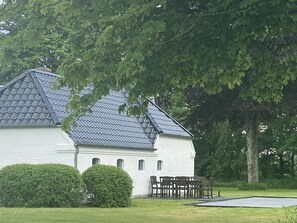 Westterrasse und Petanqueu-Anlage