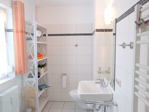 Badezimmer in der FeWo-AH4, Am Hafen im Ostseebad Karlshagen