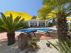The pool and parasols - 4 parasols are available