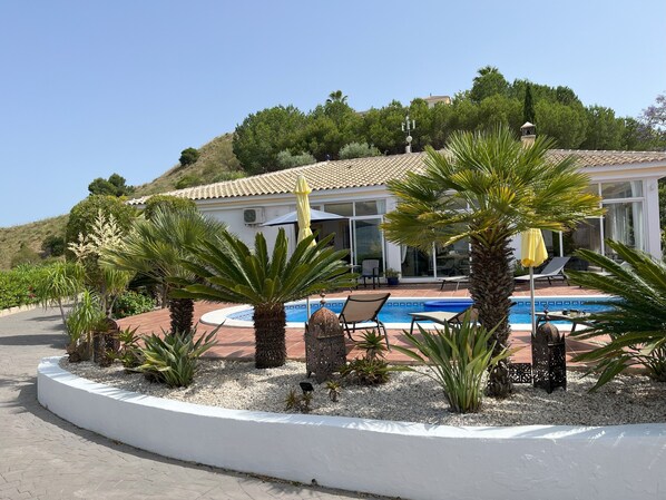 Casa Estrellita - Front view and pool area