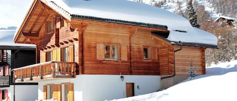 Chalet Campanula, Eingangsseite zum Apartment im Souterrain