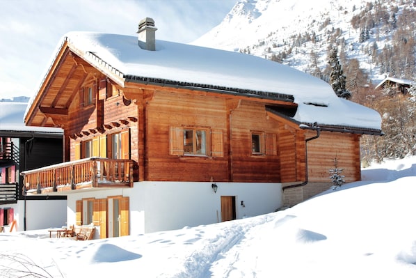 Chalet Campanula, Eingangsseite zum Apartment im Souterrain