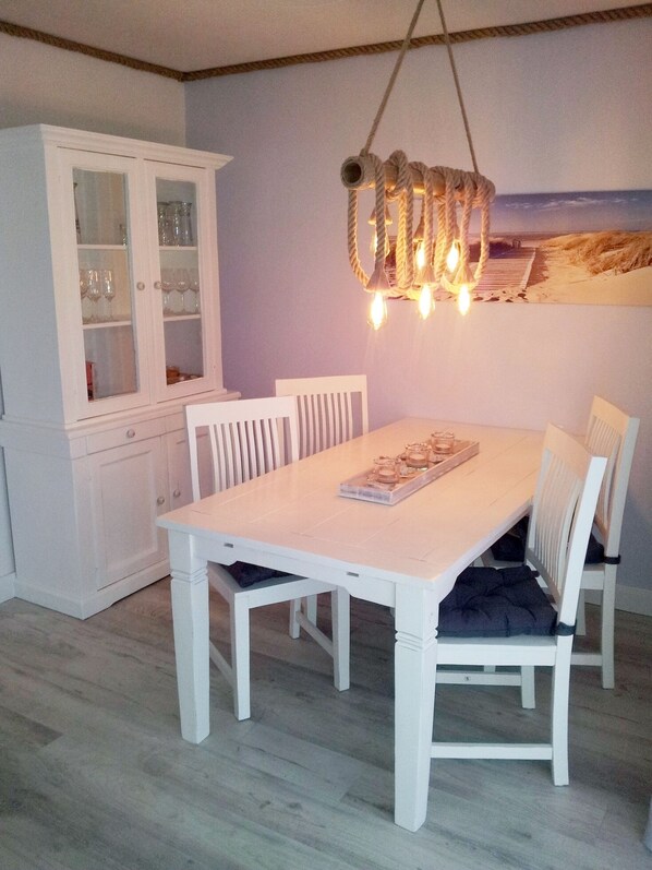 "Shabby Chic" Esszimmer mit Platz für bis zu 4 Personen