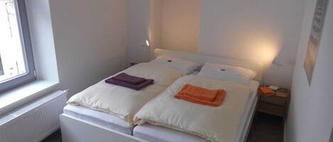 Schlafzimmer mit Doppelbett 180 x 200 cm am Innenhof, Wohnung Anna