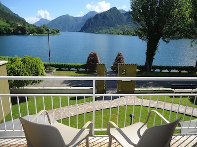DIRECTLY ON THE BEACH / LAKE, apartment up to 4 people, pool and garden, Villa Soghetta type S4