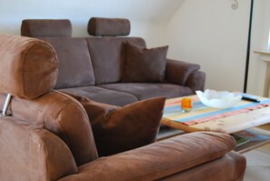 Sofa im Wohnzimmer mit zusätzlicher Bettfunktion