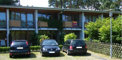 Acogedor apartamento con un pequeño jardín, muy cerca de la playa y del paseo marítimo.